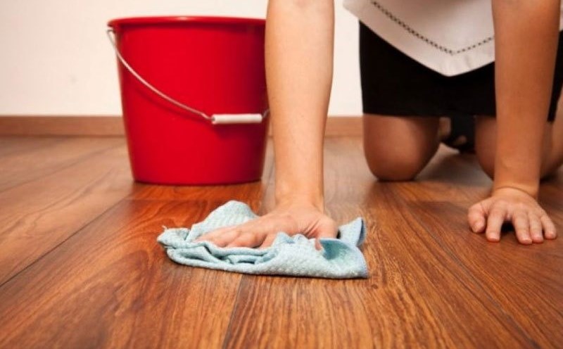 Mẹo lau sàn dính dầu mỡ sạch bóng trong nháy mắt