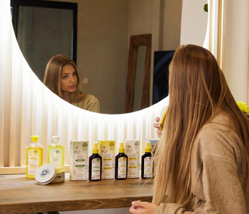 El Arte de Realzar el Cabello Castaño Claro con Tintes Botánicos | daddycow.com