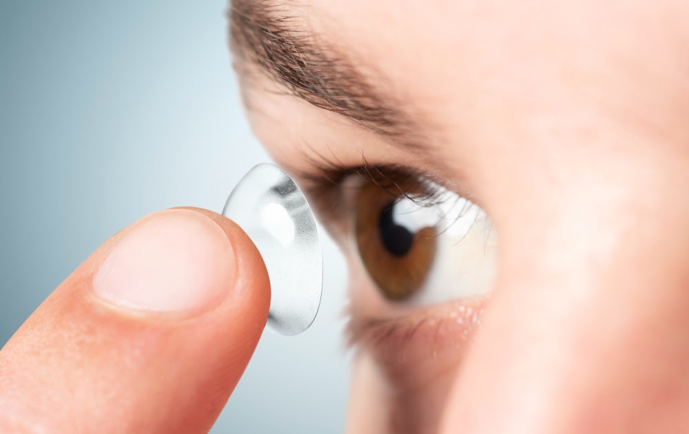 Traveling with Contact Lenses: Do’s and Don’ts
